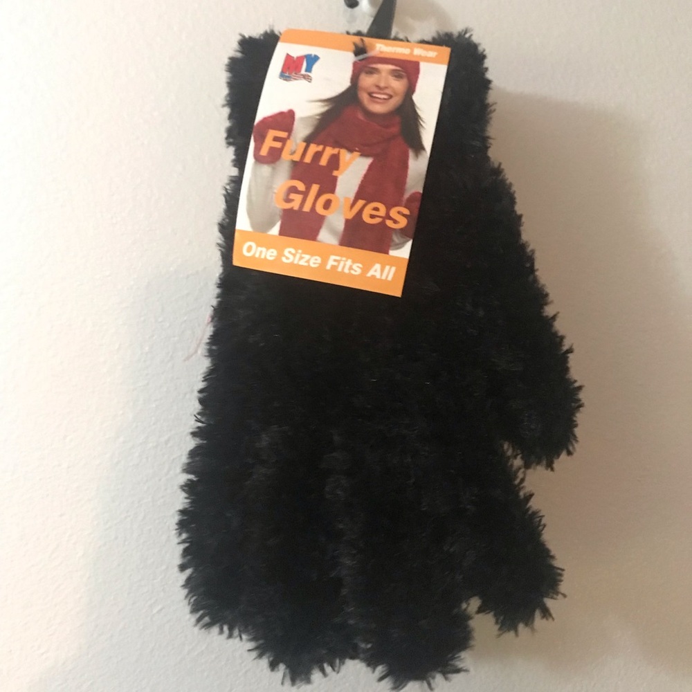 Furry/Fluffy winter gloves. Black.